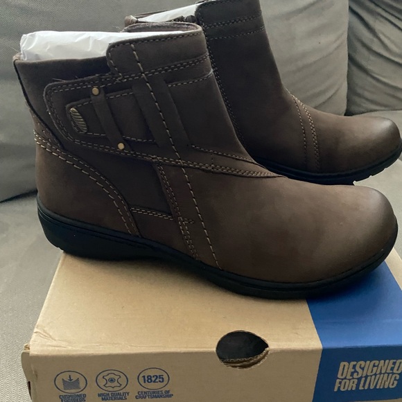 Clarks Women’s “Carleigh” Brown Ankle Boots, Sz 7.5 - Picture 2 of 5